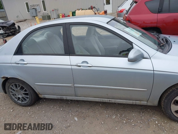 2006 Kia Spectra EX z VIN KNAFE121465362915, wystawiony jako IAAI lot #42367012 z przebiegiem 137 295 mil mil oraz . Historia ofert i sprzedaży dostępna na DreamBid. Obrazek 13.
