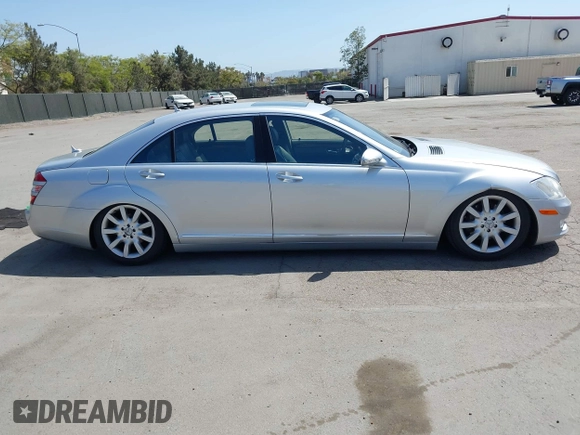 2007 Mercedes-Benz S 550 z VIN WDDNG71X77A018785, wystawiony jako IAAI lot #42114156 z przebiegiem 177 269 mil mil oraz . Historia ofert i sprzedaży dostępna na DreamBid. Obrazek 13.