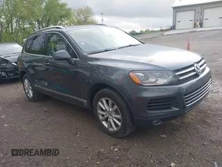 2014 Volkswagen Touareg Sport z VIN WVGEF9BP6ED007632, wystawiony jako IAAI lot #42183677 z przebiegiem 166 245 mil mil oraz . Historia ofert i sprzedaży dostępna na DreamBid. Obrazek 1.
