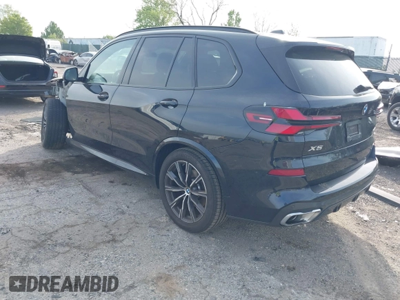 2025 BMW X5 xDrive40i z VIN 5UX23EU04S9Y37497, wystawiony jako IAAI lot #42124797 z przebiegiem 6 256 mil mil oraz . Historia ofert i sprzedaży dostępna na DreamBid. Obrazek 3.