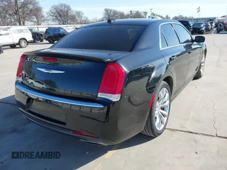 2016 Chrysler 300 Anniversary Edition z VIN 2C3CCAAG5GH313920, wystawiony jako IAAI lot #41712003 z przebiegiem 132 127 mil mil oraz . Historia ofert i sprzedaży dostępna na DreamBid. Obrazek 4.