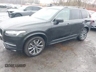 2019 Volvo XC90 Momentum z VIN YV4A22PK3K1470213, wystawiony jako IAAI lot #42025975 z przebiegiem 66 210 mil mil oraz . Historia ofert i sprzedaży dostępna na DreamBid. Obrazek 2.