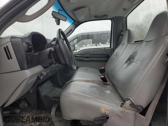 2007 Ford F-250 XL z VIN 1FTNF20597EA22927, wystawiony jako Copart lot #46926365 z przebiegiem 175 976 mil mil oraz Czysty tytuł • Clean title. Historia ofert i sprzedaży dostępna na DreamBid. Obrazek 7.