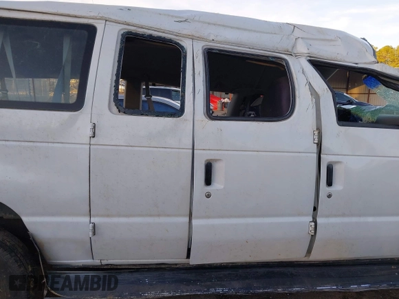 2000 Ford Econoline Passenger XL with VIN 1FBSS31L0YHA29853, listed as a IAAI auction lot 40940191 with 205,768 mi miles and . Bid and sale history available at DreamBid. Image 8.