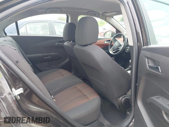 2015 Chevrolet Sonic LT z VIN 1G1JC5SH5F4158047, wystawiony jako IAAI lot #42387058 z przebiegiem 106 997 mil mil oraz . Historia ofert i sprzedaży dostępna na DreamBid. Obrazek 8.