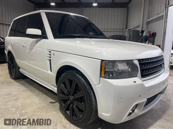 2011 Land Rover Range Rover SC z VIN SALMF1E46BA357805, wystawiony jako Copart lot #45029615 z przebiegiem 120 381 mil mil oraz Czysty tytuł • Clean title. Historia ofert i sprzedaży dostępna na DreamBid. Obrazek 1.