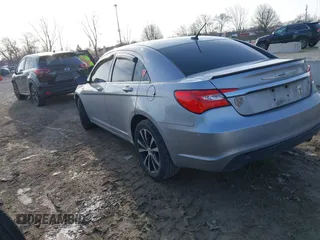 2013 Chrysler 200 Touring z VIN 1C3CCBBB5DN614733, wystawiony jako IAAI lot #41826645 z przebiegiem 216 526 mil mil oraz . Historia ofert i sprzedaży dostępna na DreamBid. Obrazek 3.