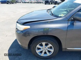 2011 Toyota Highlander z VIN 5TDBK3EH7BS064202, wystawiony jako IAAI lot #42288284 z przebiegiem 166 883 mil mil oraz . Historia ofert i sprzedaży dostępna na DreamBid. Obrazek 6.