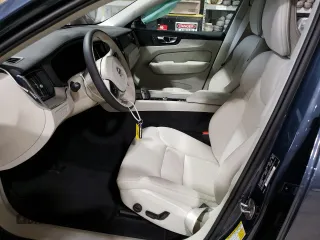 2023 Volvo XC60 Plus Dark Theme z VIN YV4H60DL2P1289471, wystawiony jako Copart lot #62508884 z przebiegiem 8 012 mil mil oraz Szkoda całkowita • Salvage title. Historia ofert i sprzedaży dostępna na DreamBid. Obrazek 7.