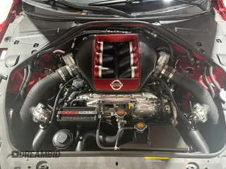 2015 Nissan GT-R Premium z VIN JN1AR5EF2FM281470, wystawiony jako Copart lot #82454854 z przebiegiem 60 081 mil mil oraz Czysty tytuł • Clean title. Historia ofert i sprzedaży dostępna na DreamBid. Obrazek 7.
