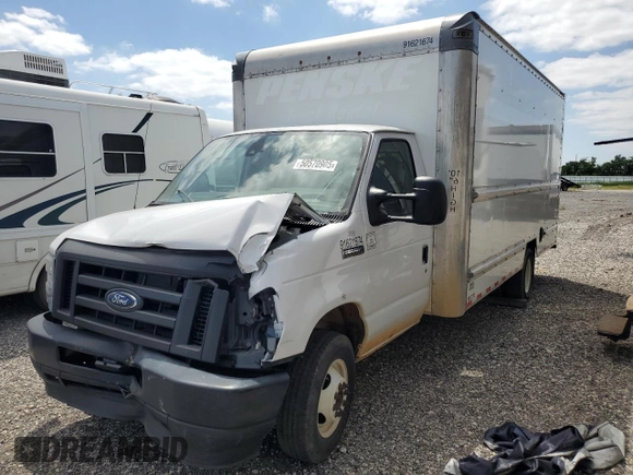2022 Ford Econoline Cargo z VIN 1FDWE3FN6NDC03437, wystawiony jako Copart lot #50570905 z przebiegiem Nie podano mil oraz Szkoda całkowita • Salvage title. Historia ofert i sprzedaży dostępna na DreamBid. Obrazek 1.