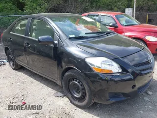 2008 Toyota Yaris z VIN JTDBT923784023369, wystawiony jako IAAI lot #42392943 z przebiegiem 202 679 mil mil oraz . Historia ofert i sprzedaży dostępna na DreamBid. Obrazek 1.