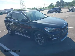2018 BMW X1 sDrive28i z VIN WBXHU7C30J5H44696, wystawiony jako IAAI lot #42169603 z przebiegiem 71 009 mil mil oraz . Historia ofert i sprzedaży dostępna na DreamBid. Obrazek 1.