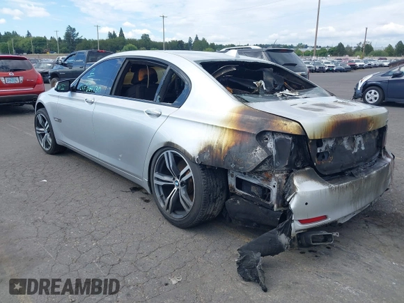 2009 BMW 7 Series 750Li z VIN WBAKB83569CY58462, wystawiony jako IAAI lot #40134644 z przebiegiem Nie podano mil oraz . Historia ofert i sprzedaży dostępna na DreamBid. Obrazek 3.