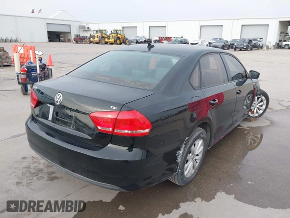 2014 Volkswagen Passat Wolfsburg Edition z VIN 1VWAT7A30EC028218, wystawiony jako IAAI lot #41711943 z przebiegiem 131 041 mil mil oraz . Historia ofert i sprzedaży dostępna na DreamBid. Obrazek 4.