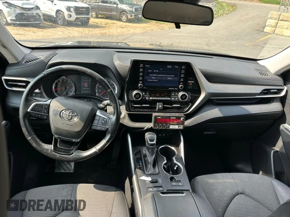 2021 Toyota Highlander L z VIN 5TDBZRBHXMS545583, wystawiony jako Copart lot #65928105 z przebiegiem 143 121 mil mil oraz Czysty tytuł • Clean title. Historia ofert i sprzedaży dostępna na DreamBid. Obrazek 9.
