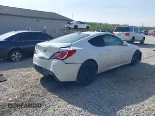 2010 Hyundai Genesis Coupe Grand Touring z VIN KMHHU6KH2AU023718, wystawiony jako IAAI lot #42090880 z przebiegiem 228 944 mil mil oraz . Historia ofert i sprzedaży dostępna na DreamBid. Obrazek 4.