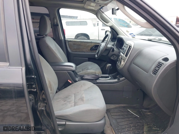 2007 Ford Escape XLT with VIN 1FMYU03107KA04717, listed as a IAAI auction lot 41418772 with 240,440 mi miles. Bid and sale history available at carsss.com. Image 5.