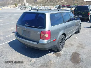2003 Volkswagen Passat GLX z VIN WVWYH63BX3E462424, wystawiony jako IAAI lot #42471156 z przebiegiem 255 822 mil mil oraz . Historia ofert i sprzedaży dostępna na DreamBid. Obrazek 4.