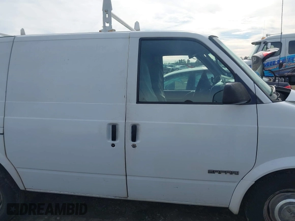 1998 GMC Safari Cargo with VIN 1GTDM19W5WB533168, listed as a IAAI auction lot 41402938 with 239,070 mi miles. Bid and sale history available at carsss.com. Image 13.