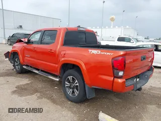 2018 Toyota Tacoma SR5 z VIN 3TMAZ5CN2JM076140, wystawiony jako IAAI lot #41913486 z przebiegiem 142 212 mil mil oraz . Historia ofert i sprzedaży dostępna na DreamBid. Obrazek 3.