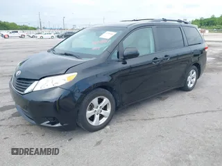 2014 Toyota Sienna LE AAS z VIN 5TDKK3DC1ES506563, wystawiony jako IAAI lot #42108481 z przebiegiem 173 831 mil mil oraz . Historia ofert i sprzedaży dostępna na DreamBid. Obrazek 2.