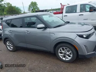 2024 Kia Soul LX with VIN KNDJ23AU8R7905091, listed as a IAAI auction lot 42111185 with 39,002 mi miles. Bid and sale history available at carsss.com. Image 13.