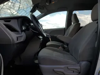 2018 Toyota Sienna L with VIN 5TDZZ3DC1JS907423, listed as a Copart auction lot 78247414 with 138,385 mi miles and Salvage Title. Bid and sale history available at DreamBid. Image 7.