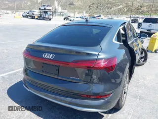 2020 Audi e-tron Sportback Premium Plus z VIN WA12ABGEXLB035392, wystawiony jako IAAI lot #42304663 z przebiegiem 35 382 mil mil oraz . Historia ofert i sprzedaży dostępna na DreamBid. Obrazek 4.