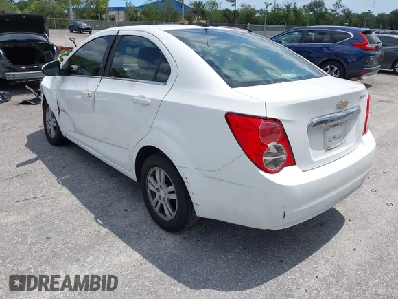 2016 Chevrolet Sonic LT z VIN 1G1JC5SH6G4138083, wystawiony jako IAAI lot #42224466 z przebiegiem 170 619 mil mil oraz . Historia ofert i sprzedaży dostępna na DreamBid. Obrazek 3.