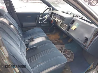 1987 Chevrolet Celebrity z VIN 1G1AW51W9H6195195, wystawiony jako IAAI lot #42040092 z przebiegiem 117 321 mil mil oraz . Historia ofert i sprzedaży dostępna na DreamBid. Obrazek 5.