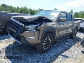 2023 Nissan Frontier Pro-4X z VIN 1N6ED1EK1PN602636, wystawiony jako IAAI lot #42018405 z przebiegiem 58 012 mil mil oraz . Historia ofert i sprzedaży dostępna na DreamBid. Obrazek 2.