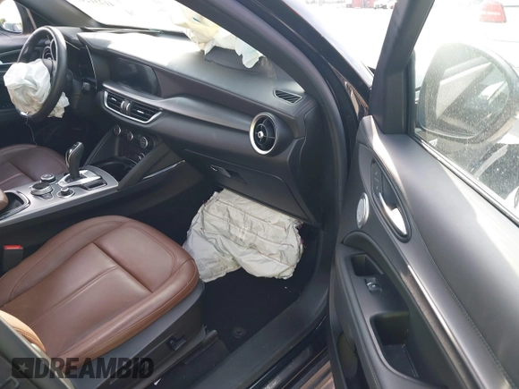 2024 Alfa Romeo Stelvio Veloce z VIN ZASPAKBN7R7D70471, wystawiony jako IAAI lot #41231215 z przebiegiem 30 393 mil mil oraz . Historia ofert i sprzedaży dostępna na DreamBid. Obrazek 5.