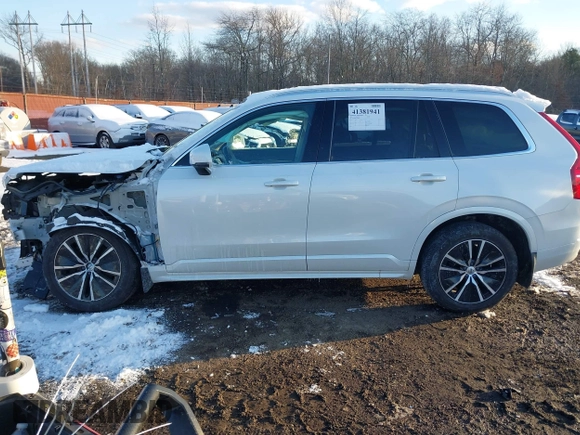 2020 Volvo XC90 Momentum with VIN YV4102PK5L1588674, listed as a IAAI auction lot 41381941 with 26 mi miles. Bid and sale history available at carsss.com. Image 14.