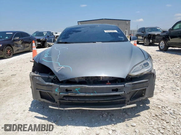 2013 Tesla Model S z VIN 5YJSA1AG1DFP08708, wystawiony jako Copart lot #58403985 z przebiegiem 120 809 mil mil oraz Szkoda całkowita • Salvage title. Historia ofert i sprzedaży dostępna na DreamBid. Obrazek 5.