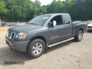 2006 Nissan Titan XE z VIN 1N6AA06B96N545486, wystawiony jako Copart lot #50731305 z przebiegiem 150 201 mil mil oraz Czysty tytuł • Clean title. Historia ofert i sprzedaży dostępna na DreamBid. Obrazek 1.