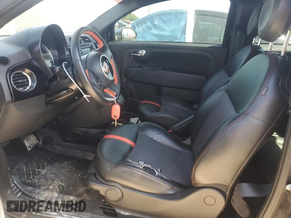2015 FIAT 500e z VIN 3C3CFFGE5FT585755, wystawiony jako Copart lot #51101515 z przebiegiem 73 342 mil mil oraz Czysty tytuł • Clean title. Historia ofert i sprzedaży dostępna na DreamBid. Obrazek 5.