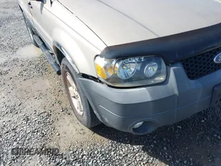 2007 Ford Escape XLT with VIN 1FMYU03Z47KB51872, listed as a IAAI auction lot 41656587 with 141,708 mi miles. Bid and sale history available at carsss.com. Image 6.