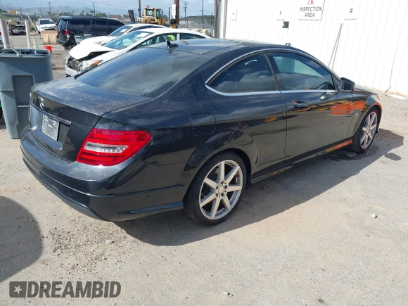 2012 Mercedes-Benz C 250 z VIN WDDGJ4HB3CF784139, wystawiony jako IAAI lot #41958981 z przebiegiem 130 628 mil mil oraz . Historia ofert i sprzedaży dostępna na DreamBid. Obrazek 4.