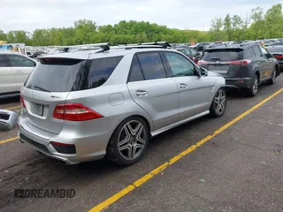 2012 Mercedes-Benz M 63 AMG z VIN 4JGDA7EBXCA053025, wystawiony jako IAAI lot #42302695 z przebiegiem 119 415 mil mil oraz . Historia ofert i sprzedaży dostępna na DreamBid. Obrazek 4.