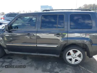 2010 Jeep Patriot Latitude z VIN 1J4NT1GA5AD676661, wystawiony jako IAAI lot #41602103 z przebiegiem 144 915 mil mil oraz . Historia ofert i sprzedaży dostępna na DreamBid. Obrazek 14.