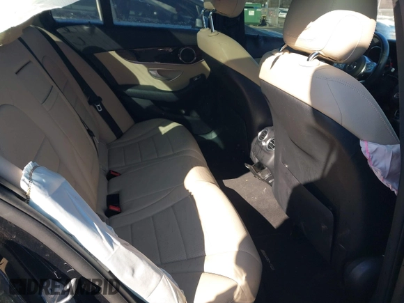 2019 Mercedes-Benz C 300 z VIN 55SWF8DB9KU322058, wystawiony jako IAAI lot #41387405 z przebiegiem 73 483 mil mil oraz . Historia ofert i sprzedaży dostępna na DreamBid. Obrazek 8.