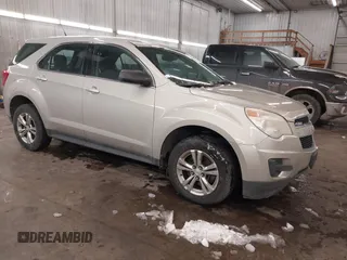2013 Chevrolet Equinox LS z VIN 1GNALBEK5DZ112206, wystawiony jako IAAI lot #41604810 z przebiegiem 135 252 mil mil oraz . Historia ofert i sprzedaży dostępna na DreamBid. Obrazek 1.
