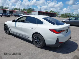 2024 BMW i4 eDrive35 z VIN WBY43AW02RFR51721, wystawiony jako IAAI lot #40336142 z przebiegiem 20 090 mil mil oraz . Historia ofert i sprzedaży dostępna na DreamBid. Obrazek 3.