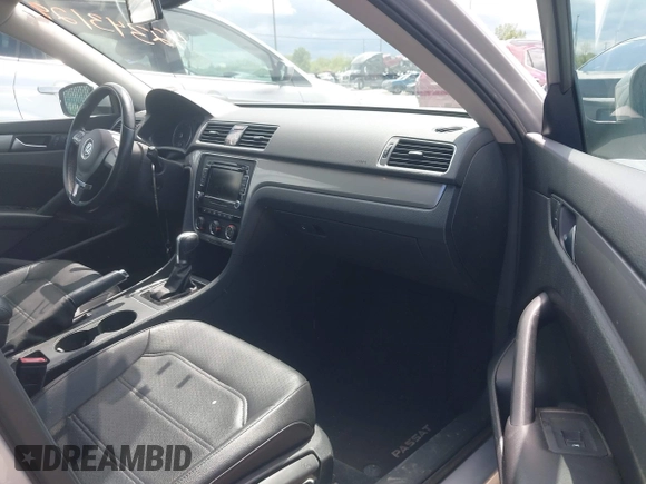 2015 Volkswagen Passat Wolfsburg Edition z VIN 1VWAT7A39FC096437, wystawiony jako IAAI lot #42343129 z przebiegiem 142 474 mil mil oraz . Historia ofert i sprzedaży dostępna na DreamBid. Obrazek 5.