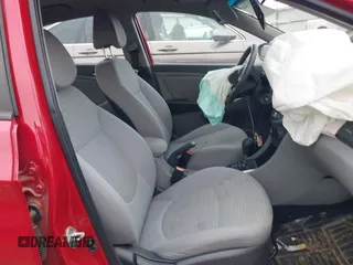 2017 Hyundai Accent SE z VIN KMHCT4AE4HU342234, wystawiony jako IAAI lot #41676466 z przebiegiem 100 897 mil mil oraz . Historia ofert i sprzedaży dostępna na DreamBid. Obrazek 5.