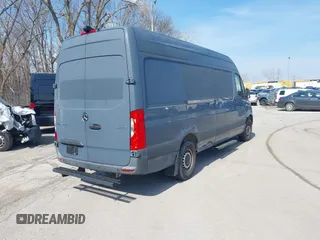2019 Mercedes-Benz Sprinter Cargo z VIN WD4PF1CD6KP140250, wystawiony jako IAAI lot #40192921 z przebiegiem 85 972 mil mil oraz . Historia ofert i sprzedaży dostępna na DreamBid. Obrazek 4.