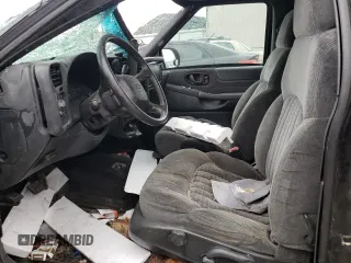 2000 Chevrolet Blazer LS z VIN 1GNCT18W9YK277871, wystawiony jako Copart lot #46158185 z przebiegiem Nie podano mil oraz Nie do naprawy • Non repairable. Historia ofert i sprzedaży dostępna na DreamBid. Obrazek 7.