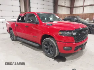 2025 Ram 1500 Big Horn z VIN 1C6RRFFG8SN548653, wystawiony jako IAAI lot #41902385 z przebiegiem 3 409 mil mil oraz . Historia ofert i sprzedaży dostępna na DreamBid. Obrazek 1.
