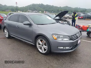 2013 Volkswagen Passat SEL Premium z VIN 1VWCN7A36DC005446, wystawiony jako IAAI lot #42452649 z przebiegiem 112 770 mil mil oraz . Historia ofert i sprzedaży dostępna na DreamBid. Obrazek 1.